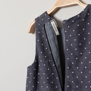 Robe sans manches à pois all-over et noeud  