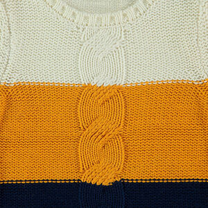 Pull en tricot tricolore avec torsade sur le devant 