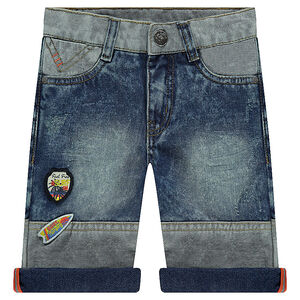 Bermuda en jeans effet used avec badges patchés et découpes 