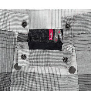 Jupe à carreaux avec double ouverture pressionnée 