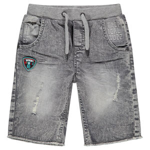 Bermuda en jeans effet used avec badge et usures 