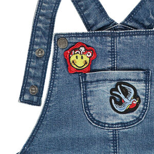 Salopette short en jeans used avec badges patchés Smiley 