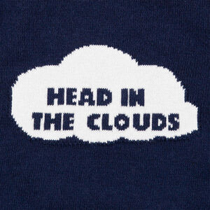 Pull en tricot avec motif fantaisie sur le devant et ouverture épaule 