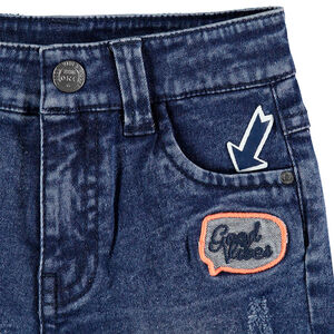 Bermuda en jeans effet used avec badges et broderies 