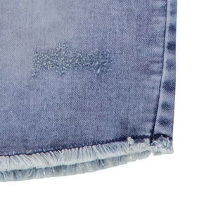 Jupe courte en denim effet used finition frangée 