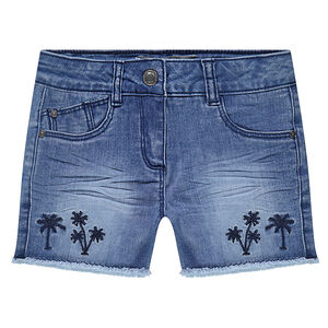 Short en jeans effet used et crinkle avec palmiers brodés 