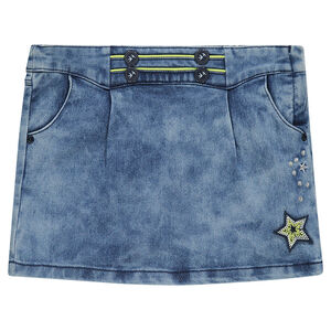 Jupe droite en jeans effet neige avec badge et broderies 