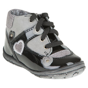 Bottillons à lacets et patchs coeurs  