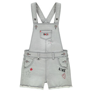 Salopette courte en jeans effet used avec broderies style rock 