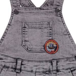 Salopette en jeans effet dévalé et used avec patch forme écusson 