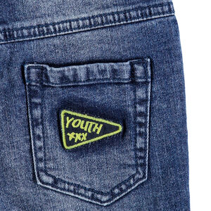 Bermuda en jeans avec usures et badges Smiley 