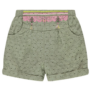 Short en broderie anglaise avec frise style ethnique et petits pompons 
