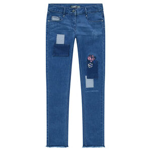Junior - Jeans effet used et crinkle avec broderies florales 
