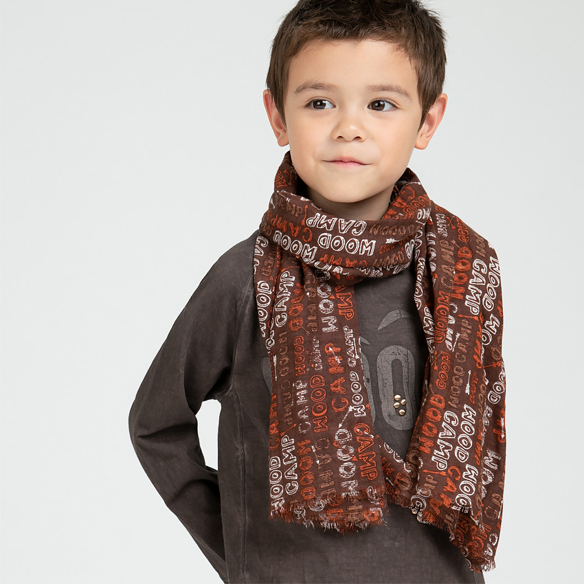 Chèche en voile de viscose avec texte contrasté all-over 