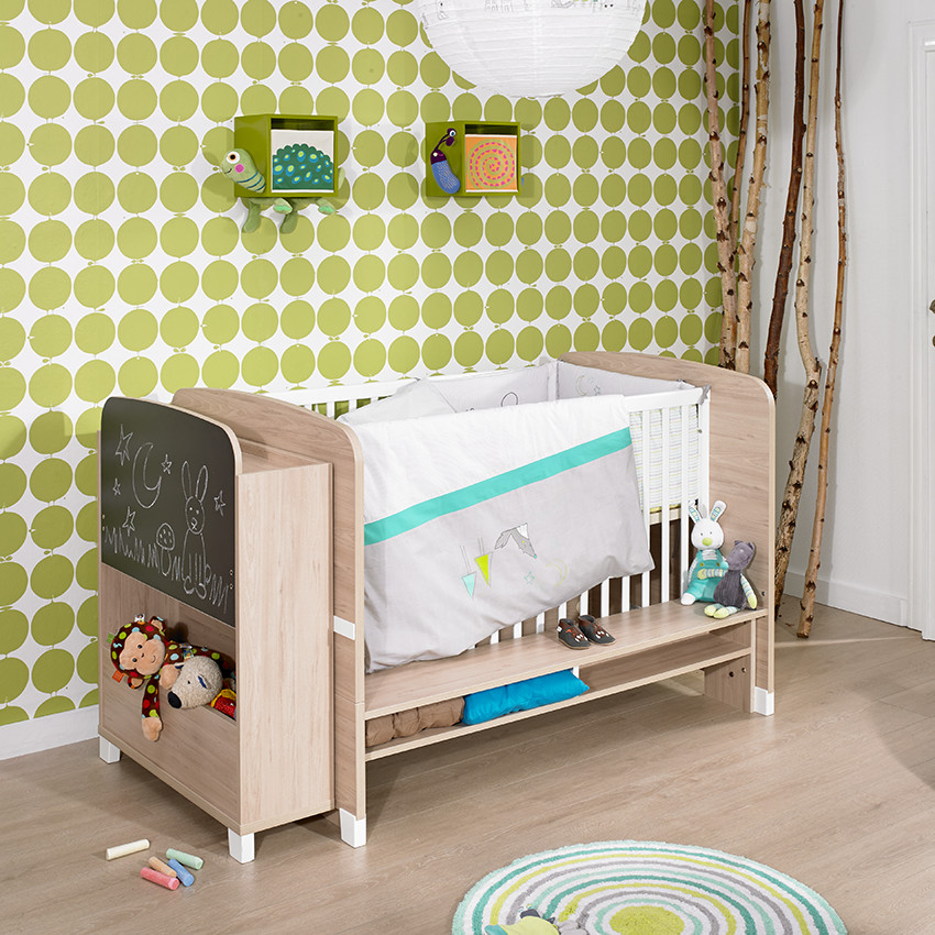 Tour de lit avec motifs brodés  