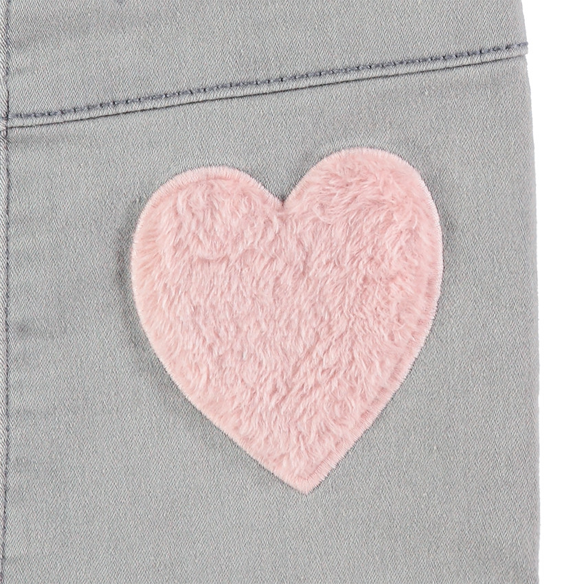 Jeans effet used avec coeurs en sherpa 