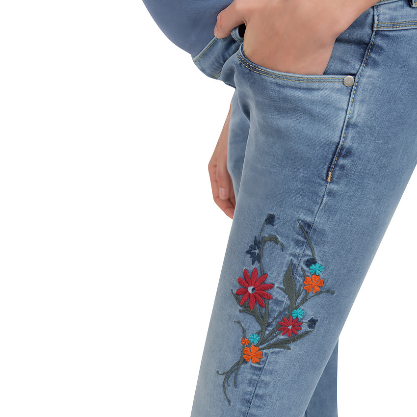 Jeans de grossesse effet used avec broderies florales 