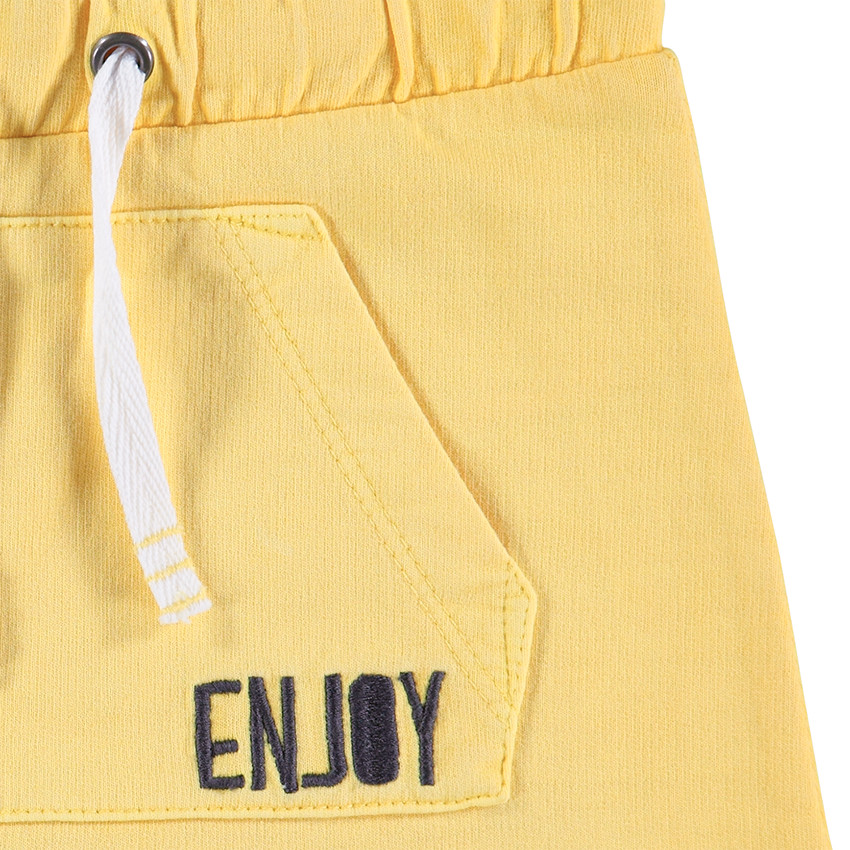 Bermuda en molleton uni avec poche kangourou et inscription brodée 