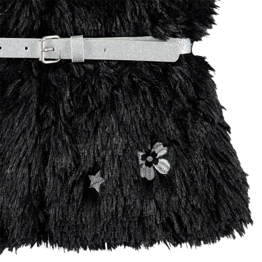 Gilet en fausse fourrure avec ceinture pailletée et fleur brodée 