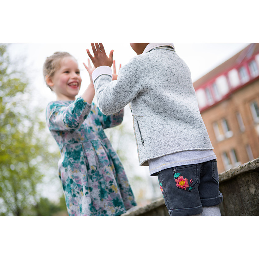 Short en jeans brodé avec ceinture pailletée 