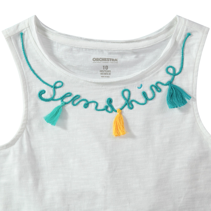 Tanktop van slub jerseystof met franjes en opschrift van touw 