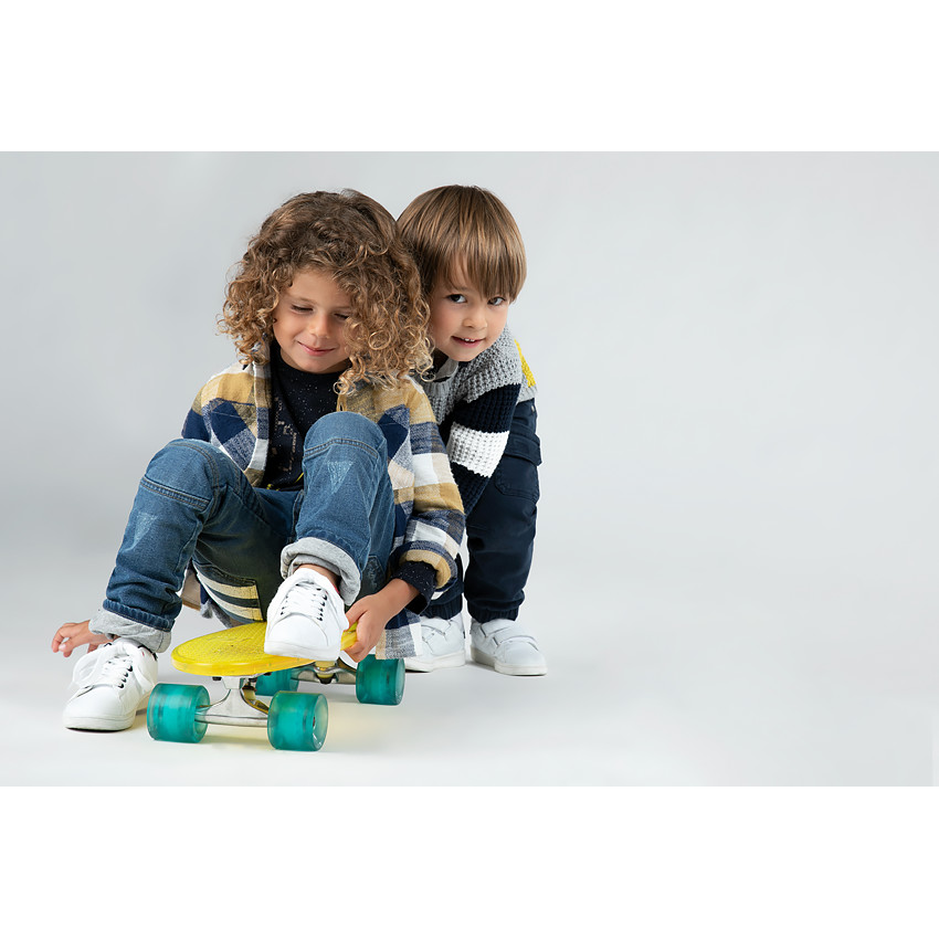 Jeans effet used et crinkle doublé jersey avec jeux de découpes 