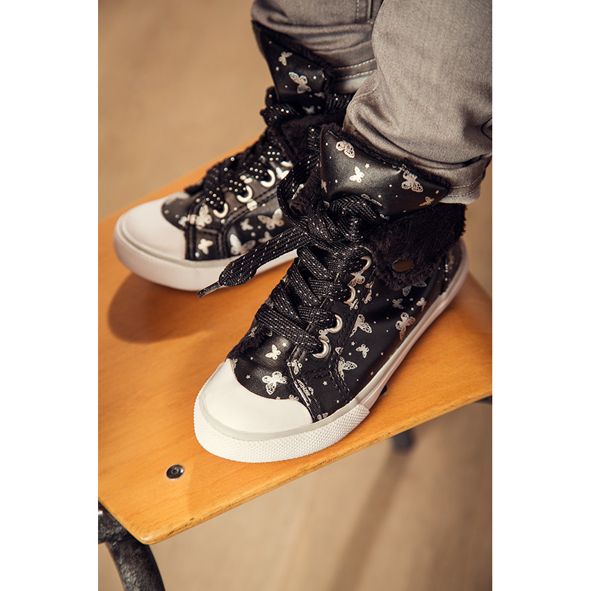 Baskets montantes noires imprimées papillons avec revers en sherpa 