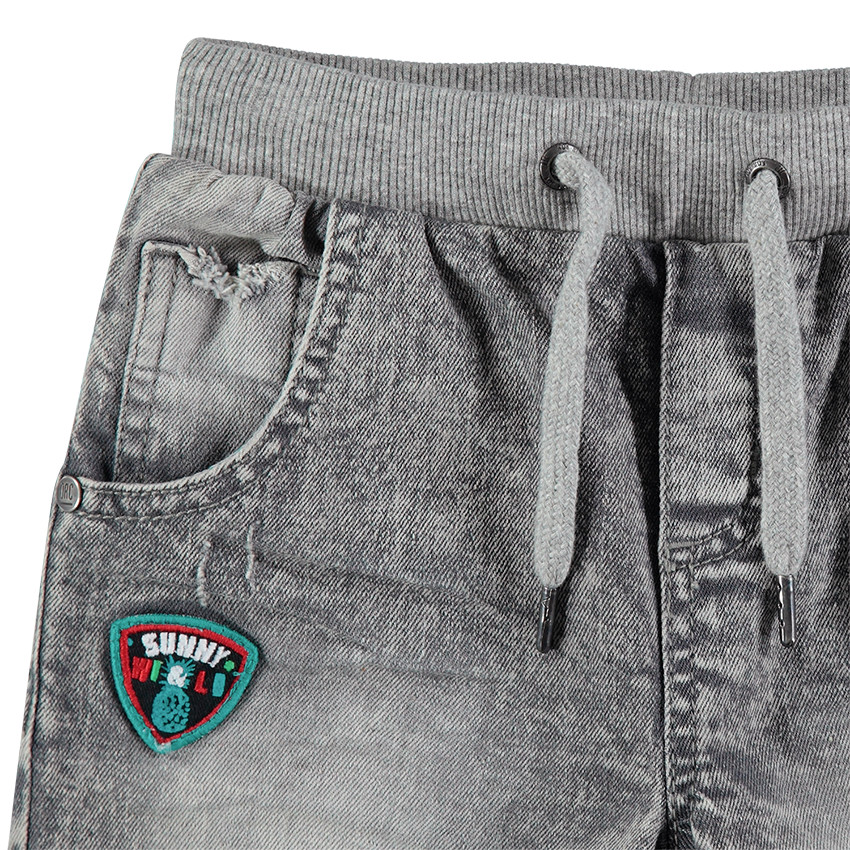 Bermuda en jeans effet used avec badge et usures 