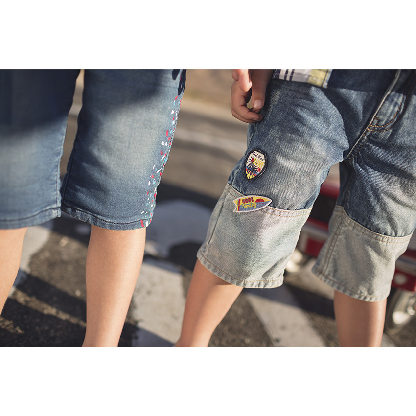 Bermuda en jeans effet used avec badges patchés et découpes 