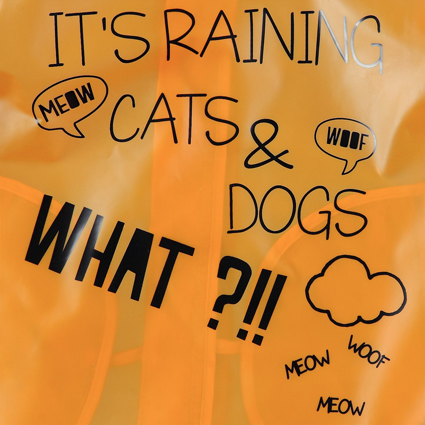 Coupe-vent à capuche jaune avec inscription au dos 