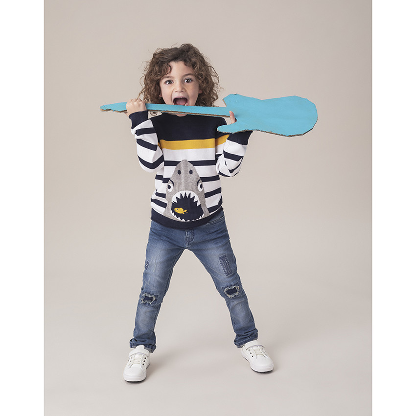 Jean effet used à trous et ceinture repositionnable 