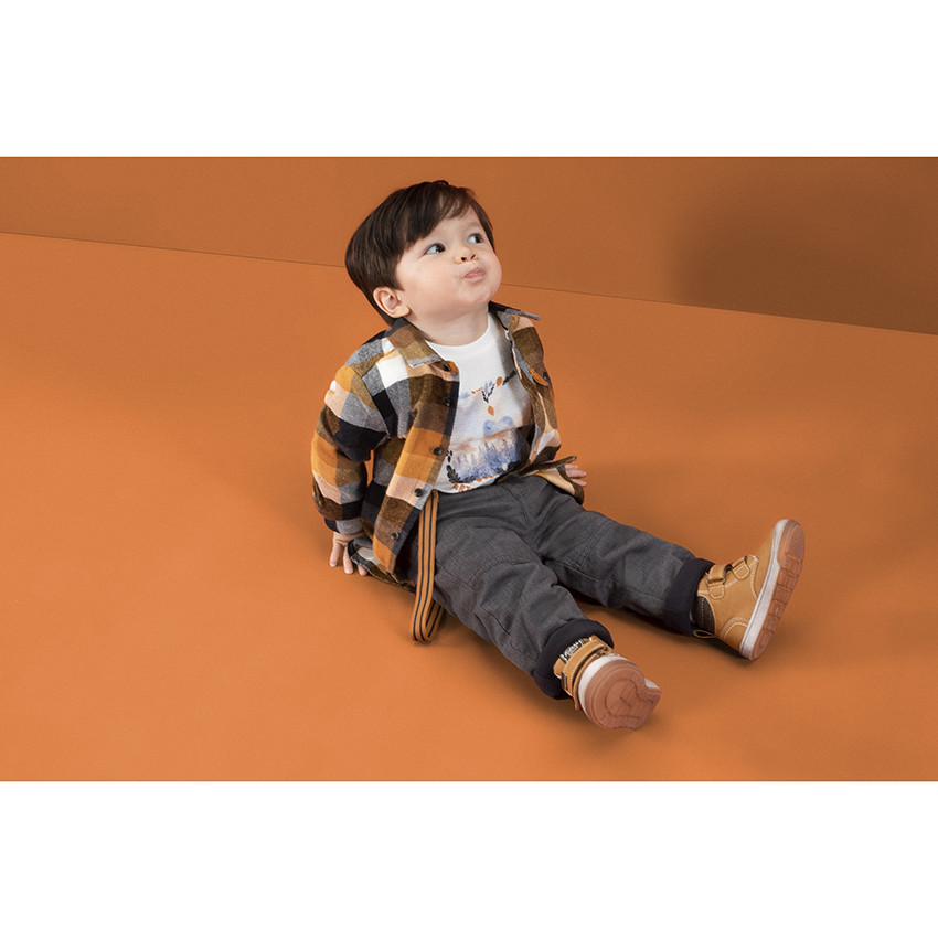 Bottillons effet cuir camel avec scratchs 