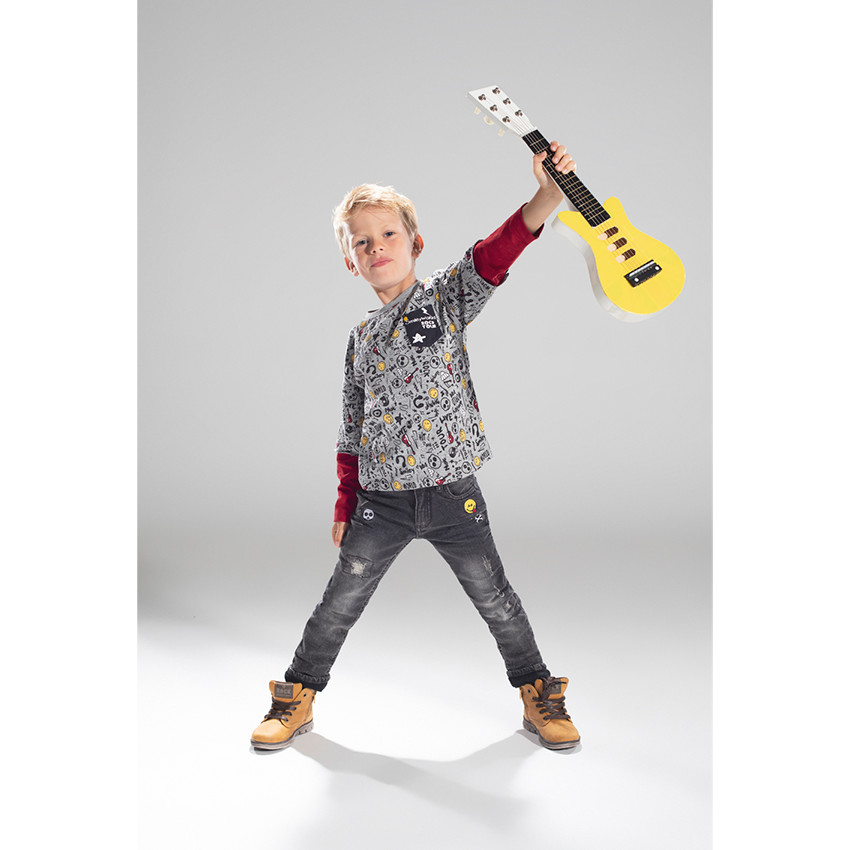 Jeans effet used doublé jersey avec badges brodés 