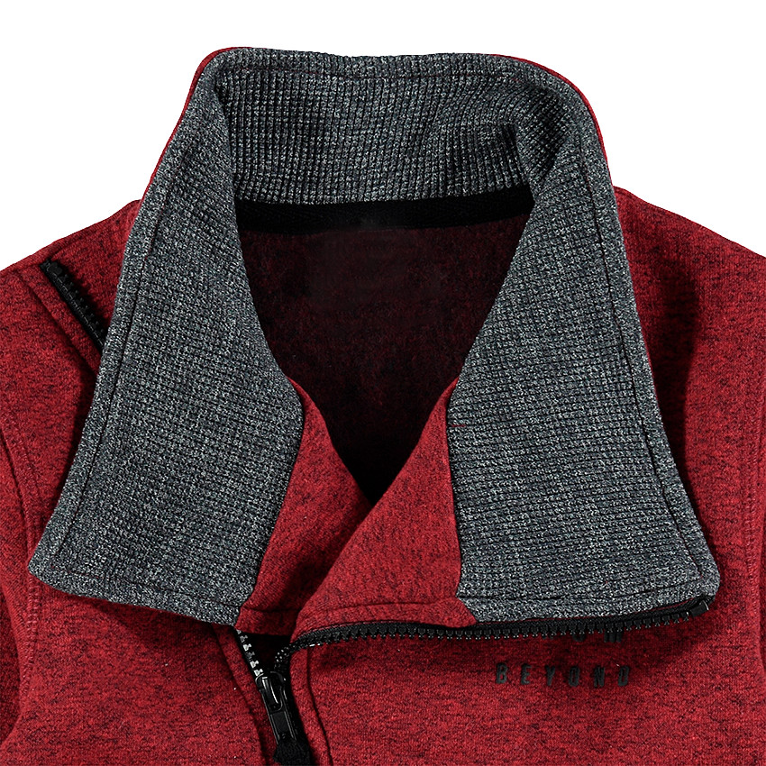 Gilet en molleton avec ouverture en biais et poches zippées 