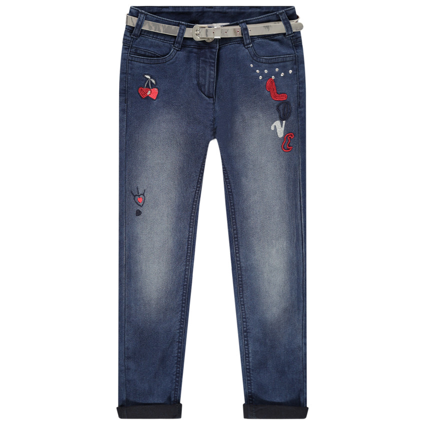 Jeans effet used à broderies contrastées et ceinture argentée 