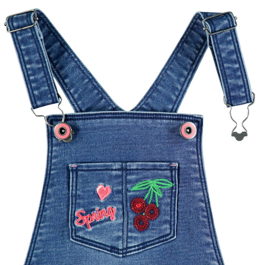 Salopette courte en jean à détails colorés et cerises en sequins 
