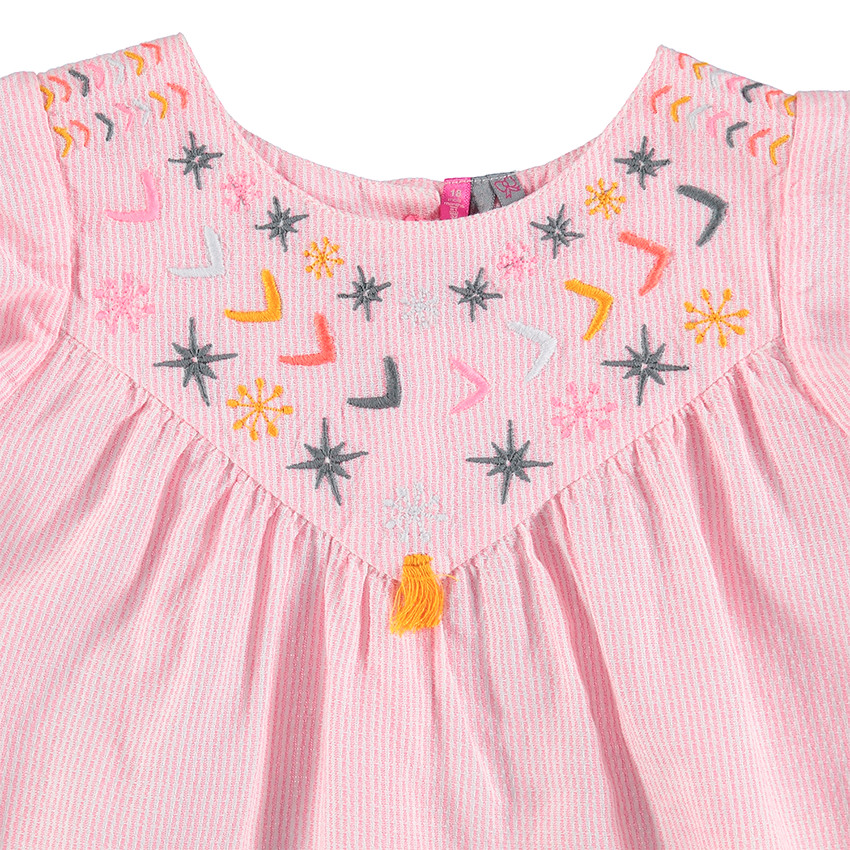 Tunique sans manches à fines rayures et broderies 