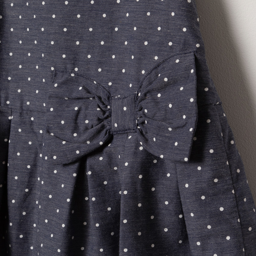 Robe sans manches à pois all-over et noeud  