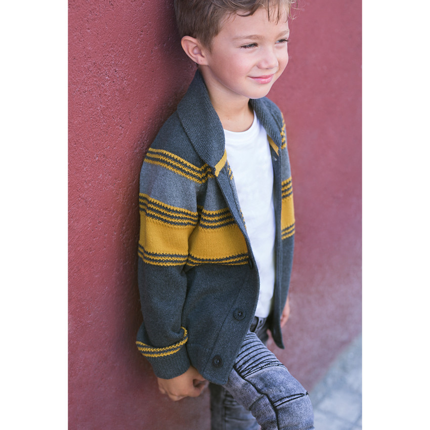 Gilet en tricot avec rayures contrastées en jacquard 