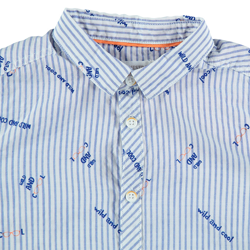 Chemise manches courtes avec rayures et inscriptions all-over 