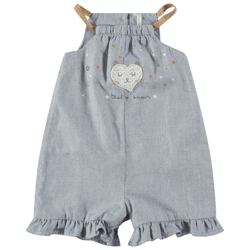 Salopette courtes en maille fantaisie à bretelles fines dorées et coeur patché 