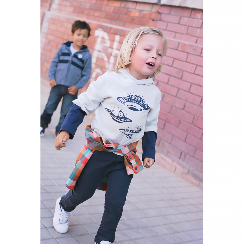 Tee-shirt manches longues à capuche effet 2 en 1 print soucoupes volantes 