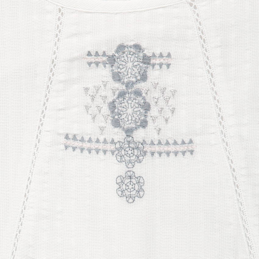 Robe en toile fantaisie brodée 