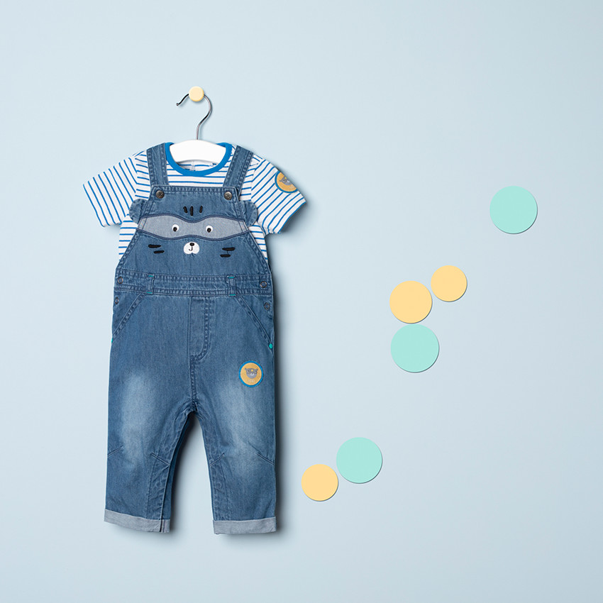 Ensemble avec salopette en chambray et tee-shirt rayé all-over 