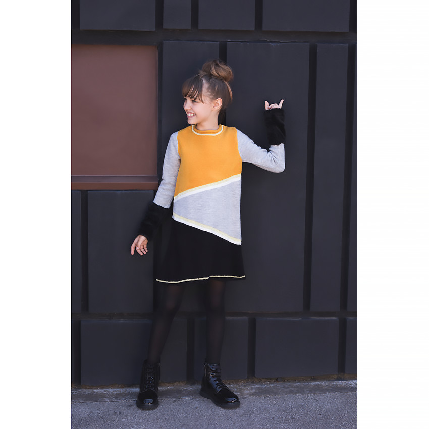 Robe manches longues en tricot avec jeux de contrastes et détails fausse fourrure 