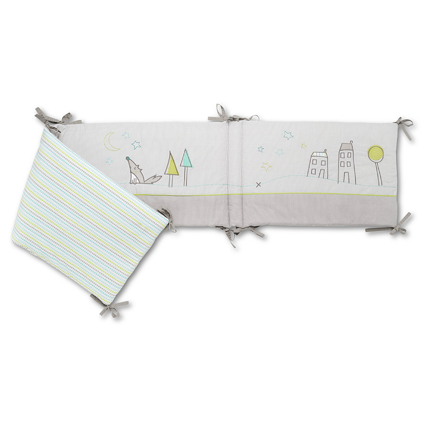 Tour de lit avec motifs brodés  