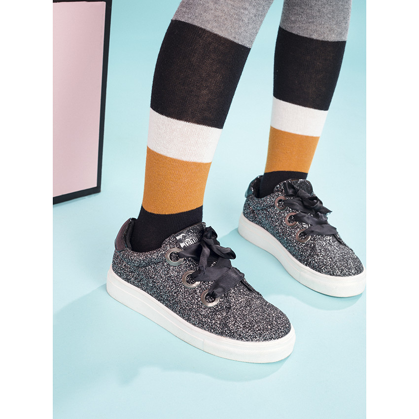 Baskets basses à paillettes et lacets en ruban satiné 
