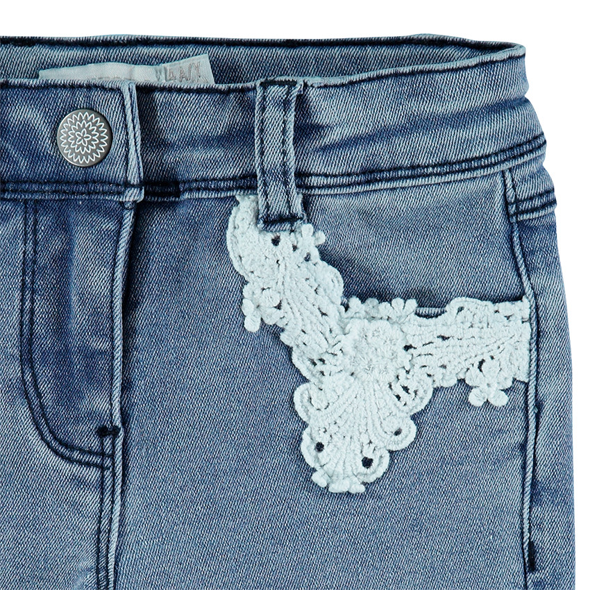 Jeans effet used slim avec empiècements en dentelle 