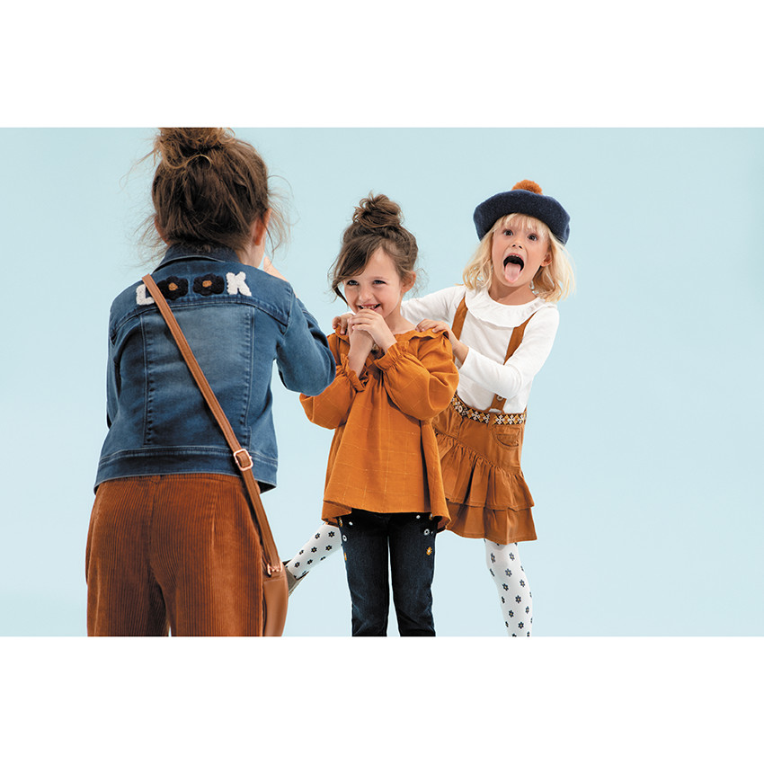 Veste en jean effet used à poches et coeur en sequins 