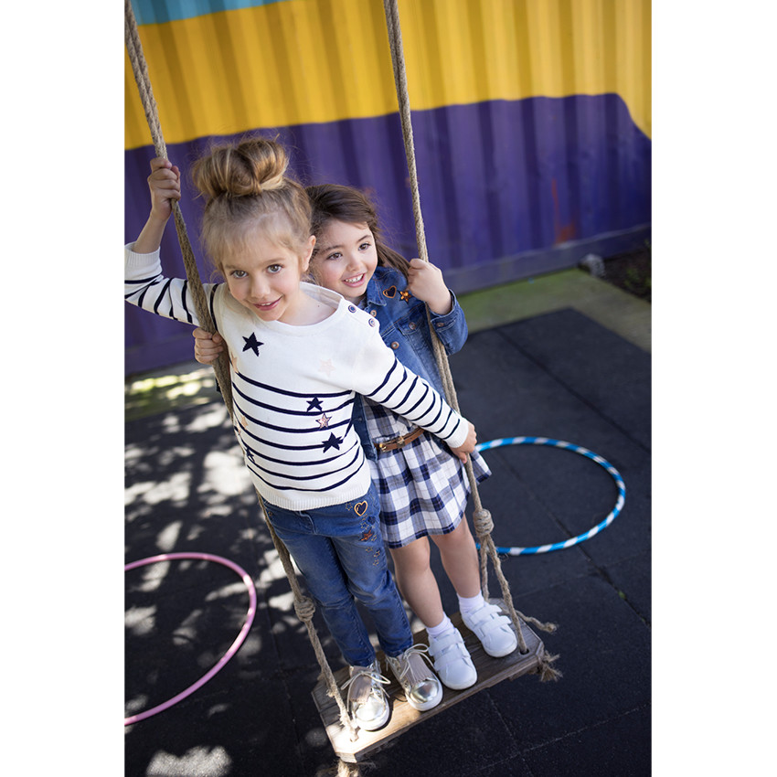 Pull en tricot style marinière avec étoiles en jacquard et paillettes 